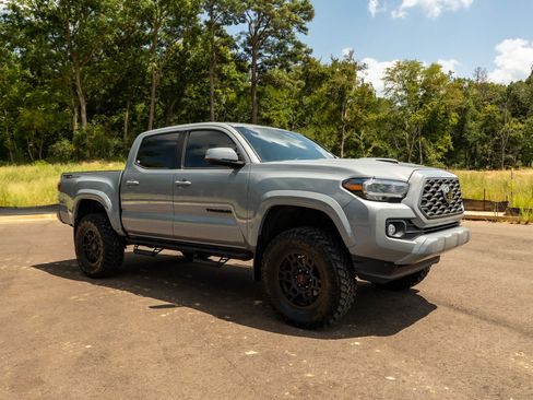Used 2020 Toyota Tacoma TRD Sport w/ Technology Package RWD image 3
