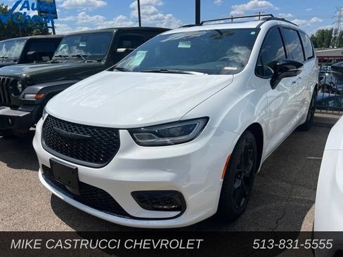 Used 2024 Chrysler Pacifica Limited w/ Uconnect Theater Family Group FWD image 1