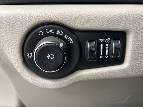 Used 2020 Chrysler Pacifica Touring-L image 52