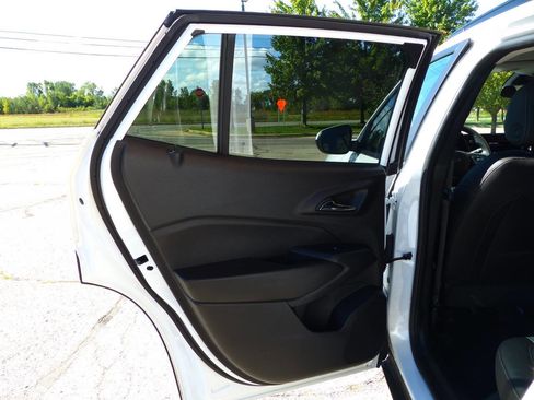 Used 2025 Chevrolet Trax LT image 33