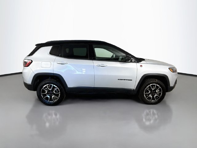 Used 2025 Jeep Compass Trailhawk AWD/4WD image 8
