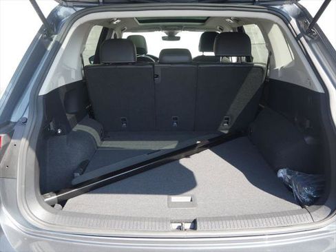 Used 2023 Volkswagen Tiguan SE w/ Panoramic Sunroof Package AWD/4WD image 24