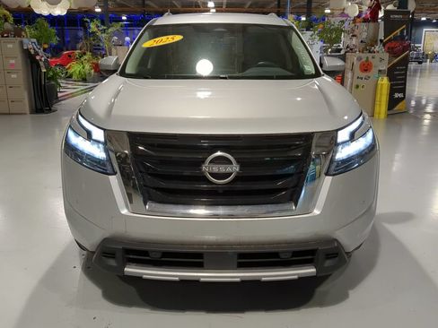 Used 2025 Nissan Pathfinder SL AWD/4WD image 2