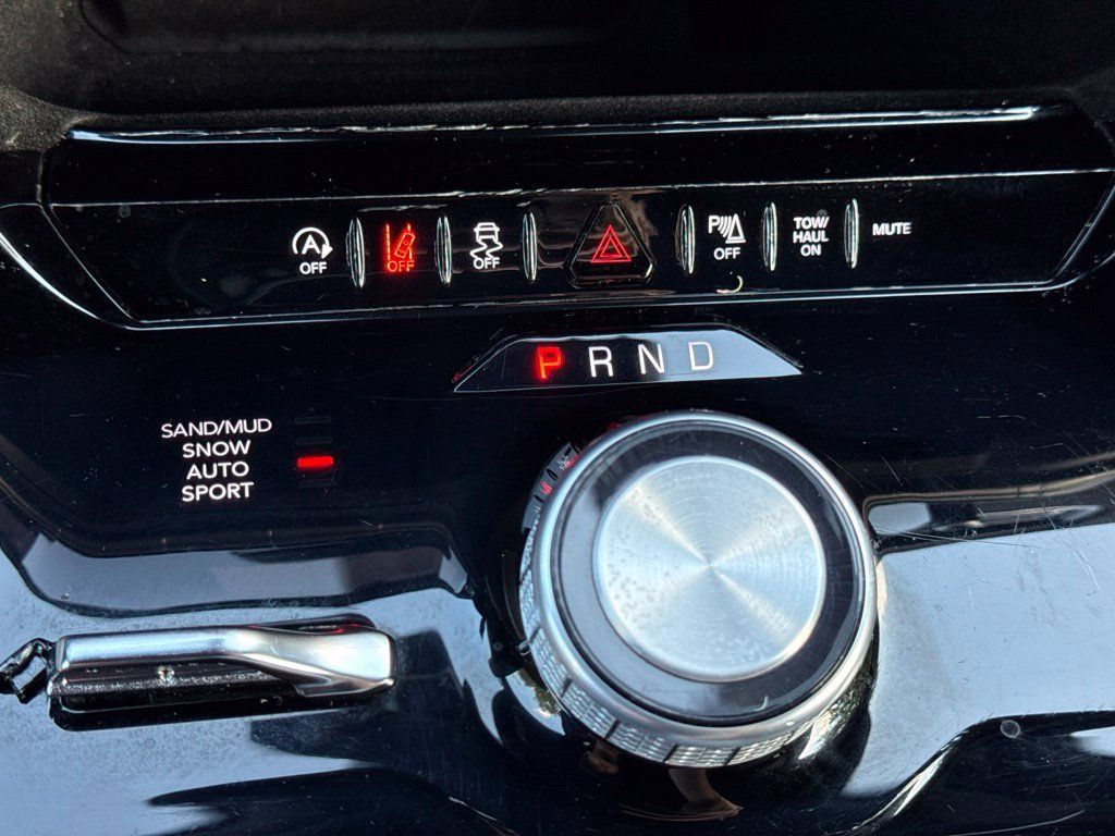 Used 2024 Jeep Wagoneer L Series II w/ Flexible Seating Group AWD/4WD image 27