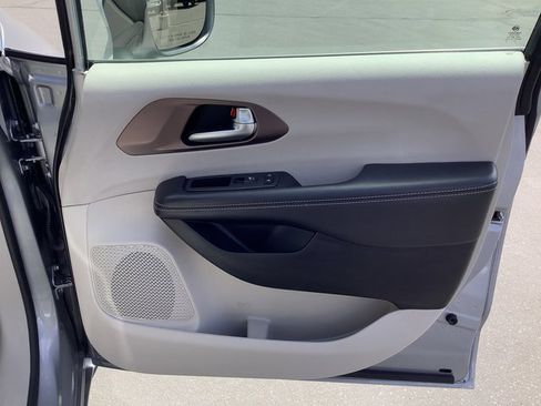 Used 2021 Chrysler Voyager Lxi image 37