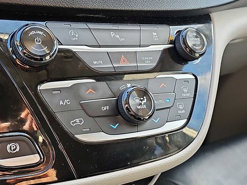 Used 2018 Chrysler Pacifica Touring-L w/ Tire & Wheel Group image 19