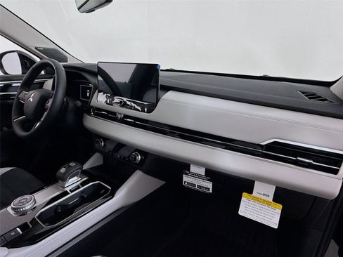 New 2025 Mitsubishi Outlander SE image 28