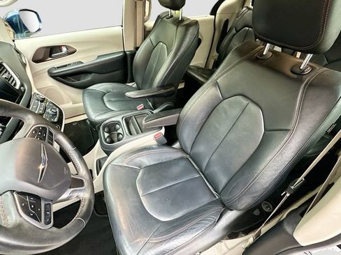 Used 2017 Chrysler Pacifica Touring-L FWD image 21