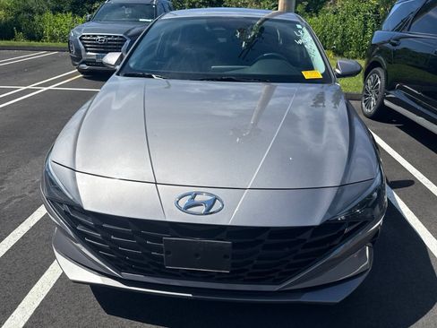 Used 2023 Hyundai Elantra SEL w/ Cargo Package FWD image 2