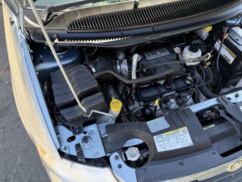 Used 2006 Chrysler Town & Country Touring image 32