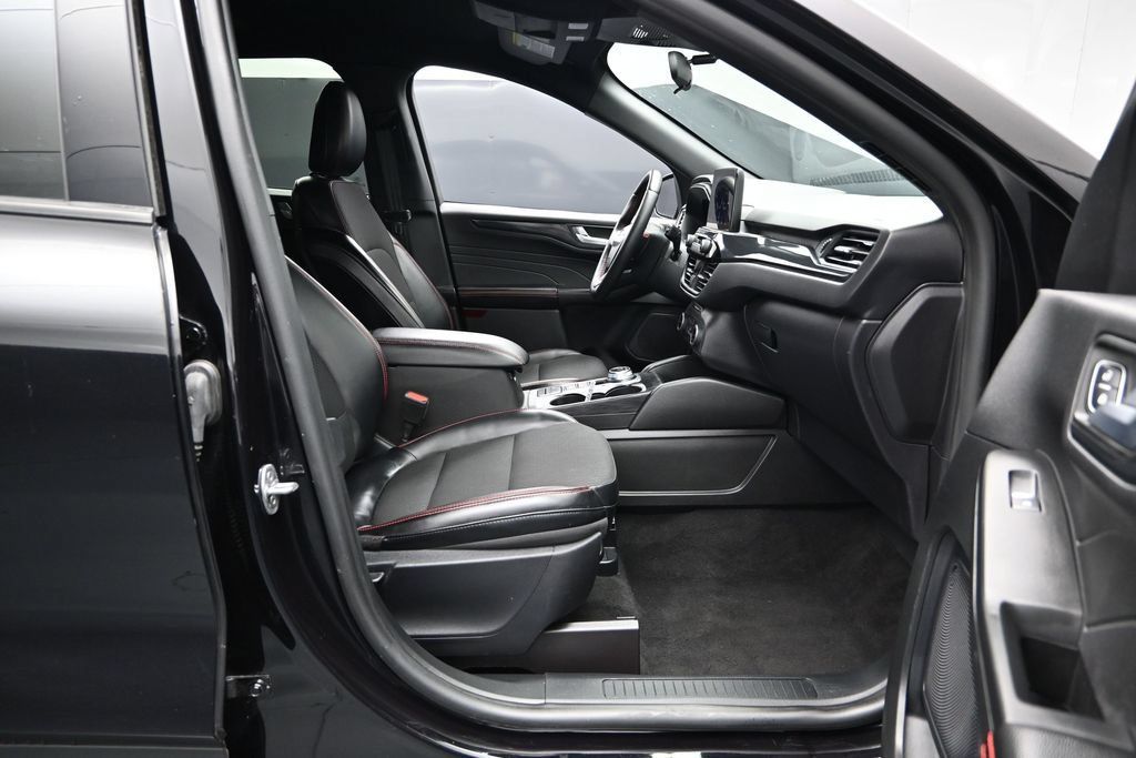 Certified 2025 Ford Escape ST-Line Select AWD/4WD image 17