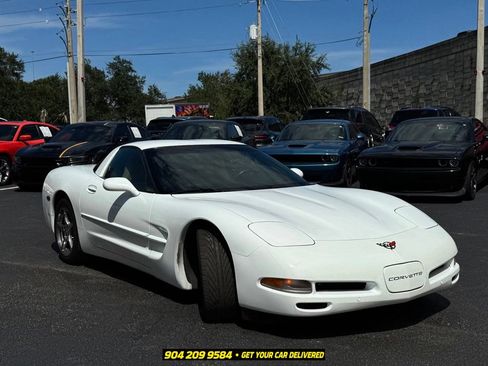 Used 2000 Chevrolet Corvette Coupe w/ Performance Handling Pkg RWD image 9