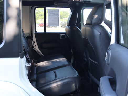 Used 2022 Jeep Wrangler Unlimited Sahara w/ Cold Weather Group AWD/4WD image 17