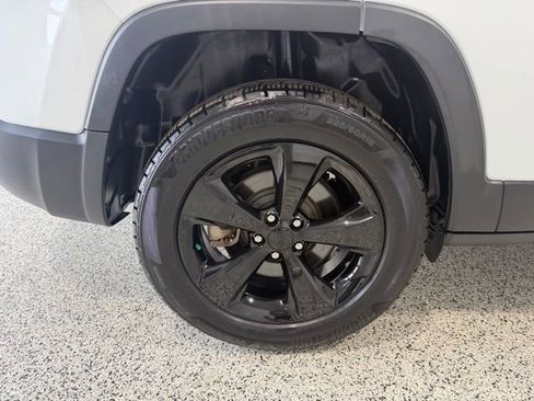 Used 2021 Jeep Cherokee Latitude Plus AWD/4WD image 28