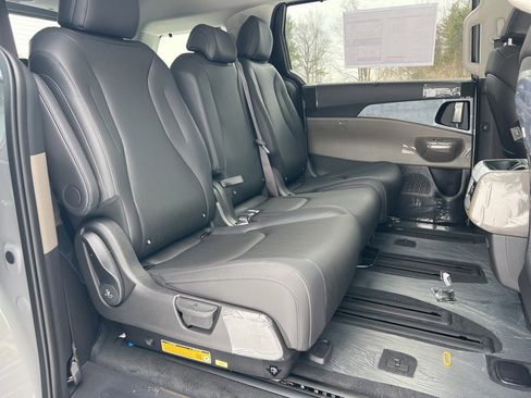 New 2026 Kia Carnival EX image 14