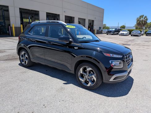 Used 2023 Hyundai Venue SEL FWD image 2