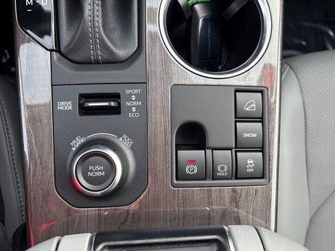 Used 2024 Toyota Highlander Limited image 29