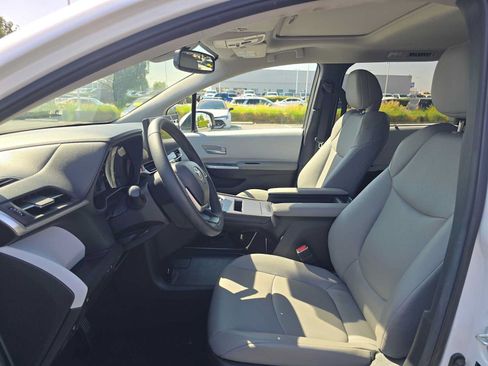 Used 2026 Toyota Sienna XLE FWD image 22