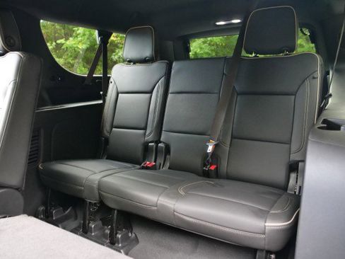 Used 2024 GMC Yukon XL SLT w/ SLT Luxury Package image 35