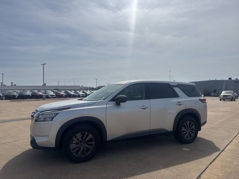 Used 2023 Nissan Pathfinder S image 7