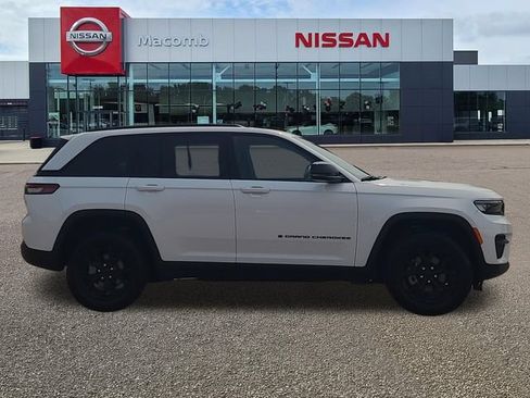 Used 2025 Jeep Grand Cherokee Altitude AWD/4WD image 8