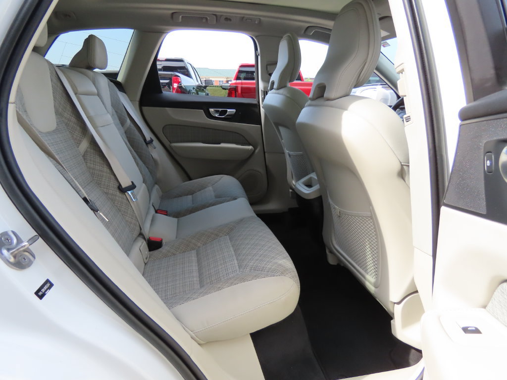 Used 2022 Volvo XC60 B5 Momentum AWD/4WD image 30