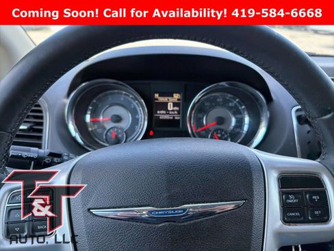 Used 2015 Chrysler Town & Country Touring image 13