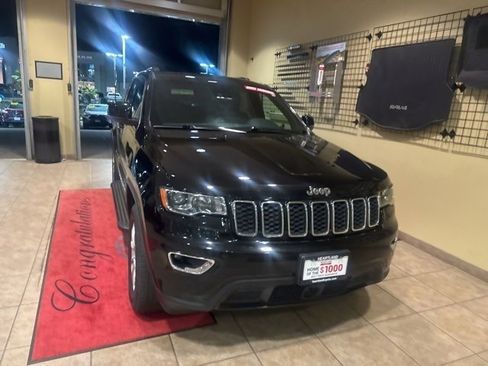 Used 2021 Jeep Grand Cherokee Laredo image 2