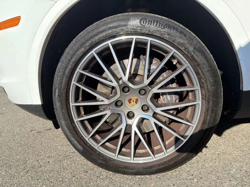 Used 2022 Porsche Cayenne Platinum Edition image 28