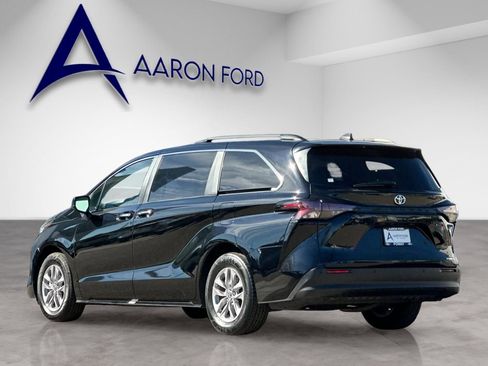 Used 2023 Toyota Sienna XLE image 3
