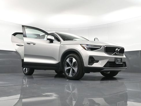 Used 2023 Volvo XC40 B5 Plus w/ Driver Assist Package AWD/4WD image 38