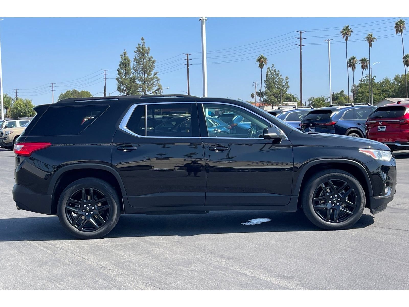 Used 2021 Chevrolet Traverse LT w/ LPO, Blackout Package FWD image 7