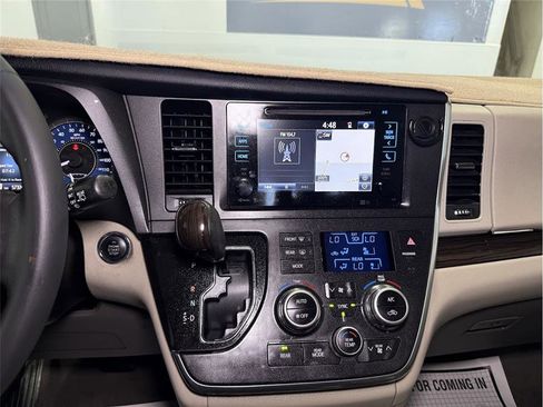 Used 2017 Toyota Sienna XLE Premium image 35