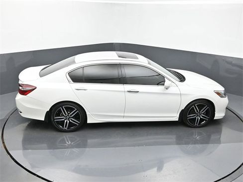 Used 2017 Honda Accord Touring image 18