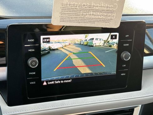 Certified 2025 Volkswagen Taos SE w/ Panoramic Sunroof Package FWD image 29