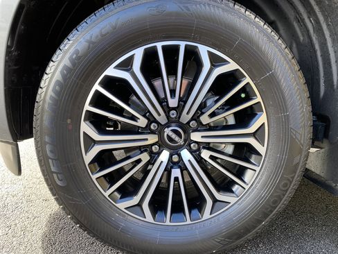 Used 2025 Nissan Armada SL image 13