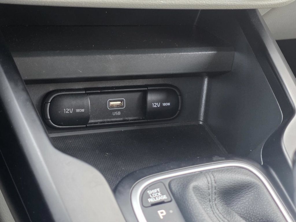 Used 2023 Kia Soul LX w/ LX Technology Package FWD image 16