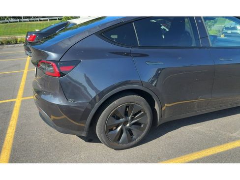 Used 2024 Tesla Model Y Long Range AWD/4WD image 3