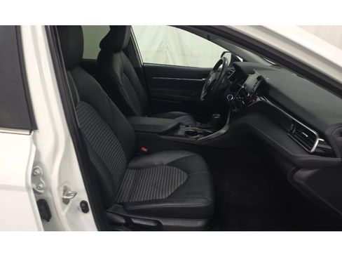 Used 2021 Toyota Camry SE image 6