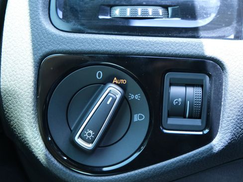 Used 2016 Volkswagen Golf R 4-Door image 39