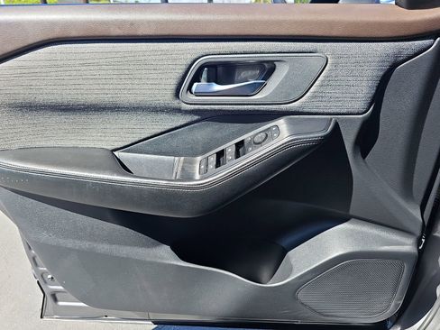 Used 2023 Nissan Rogue SV image 27