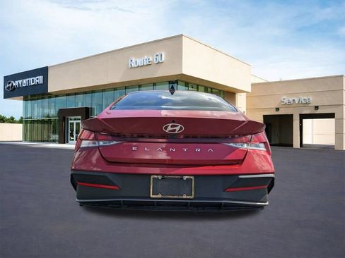 Used 2024 Hyundai Elantra SE FWD image 5
