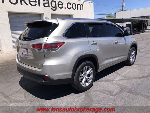 Used 2014 Toyota Highlander XLE FWD image 8