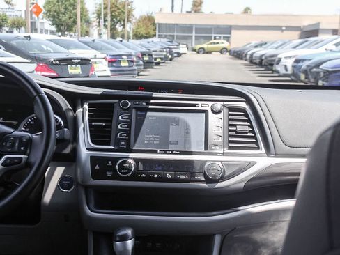 Used 2017 Toyota Highlander Limited AWD/4WD image 17