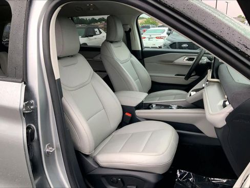 Used 2025 Ford Explorer Active w/ Active Comfort Package RWD image 9