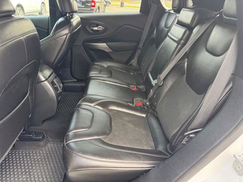 Used 2019 Jeep Cherokee Latitude Plus w/ Cold Weather Group AWD/4WD image 7