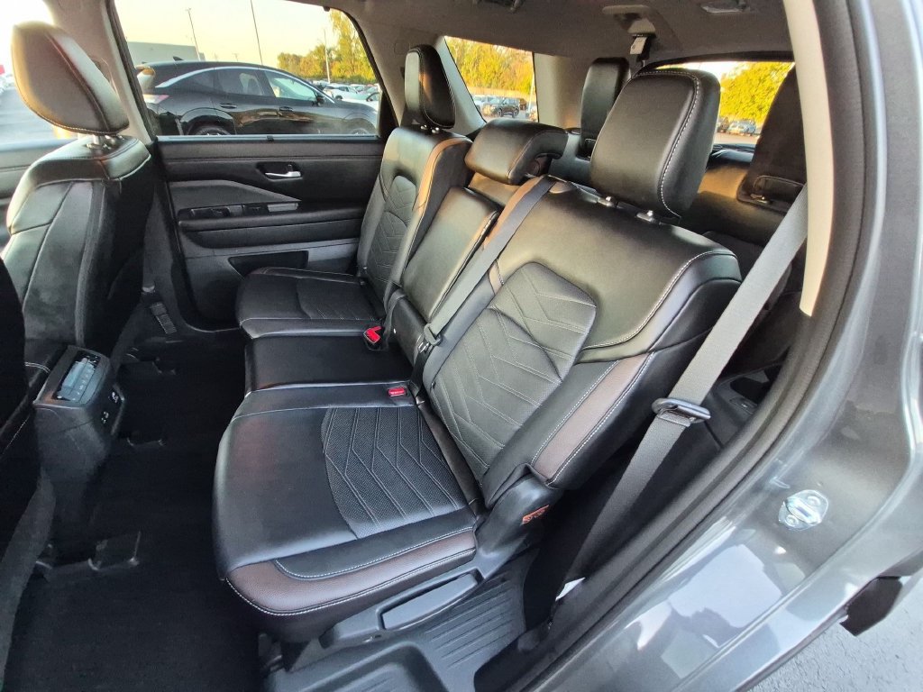 Used 2024 Nissan Pathfinder Platinum w/ Cargo Package AWD/4WD image 24