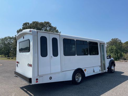 Used 2016 Ford F550 2WD Regular Cab Super Duty image 5