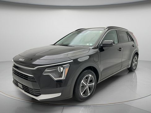 Used 2024 Kia Niro EX w/ EX Cold Weather Package FWD image 3