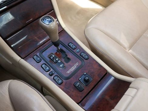 Used 2000 Mercedes-Benz E 320 4MATIC Sedan image 34